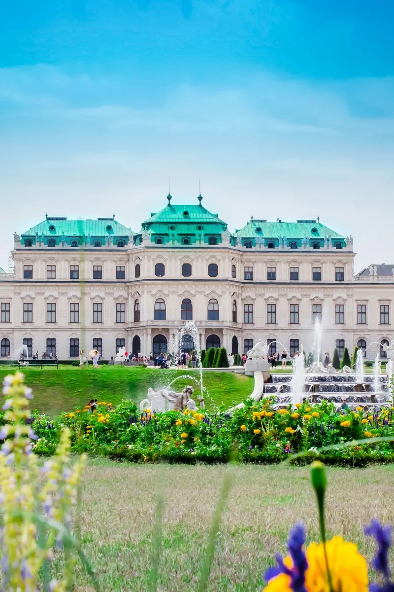 维也纳蓝天下 Schönbrunn Palace 的巴洛克黄色立面与法式花园，奥地利